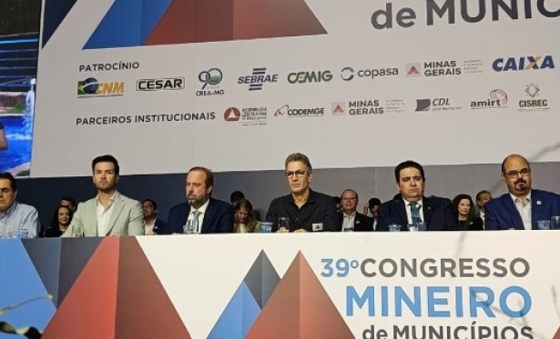 Autoridades discursam durante abertura do 39 Congresso Mineiro de Municpios